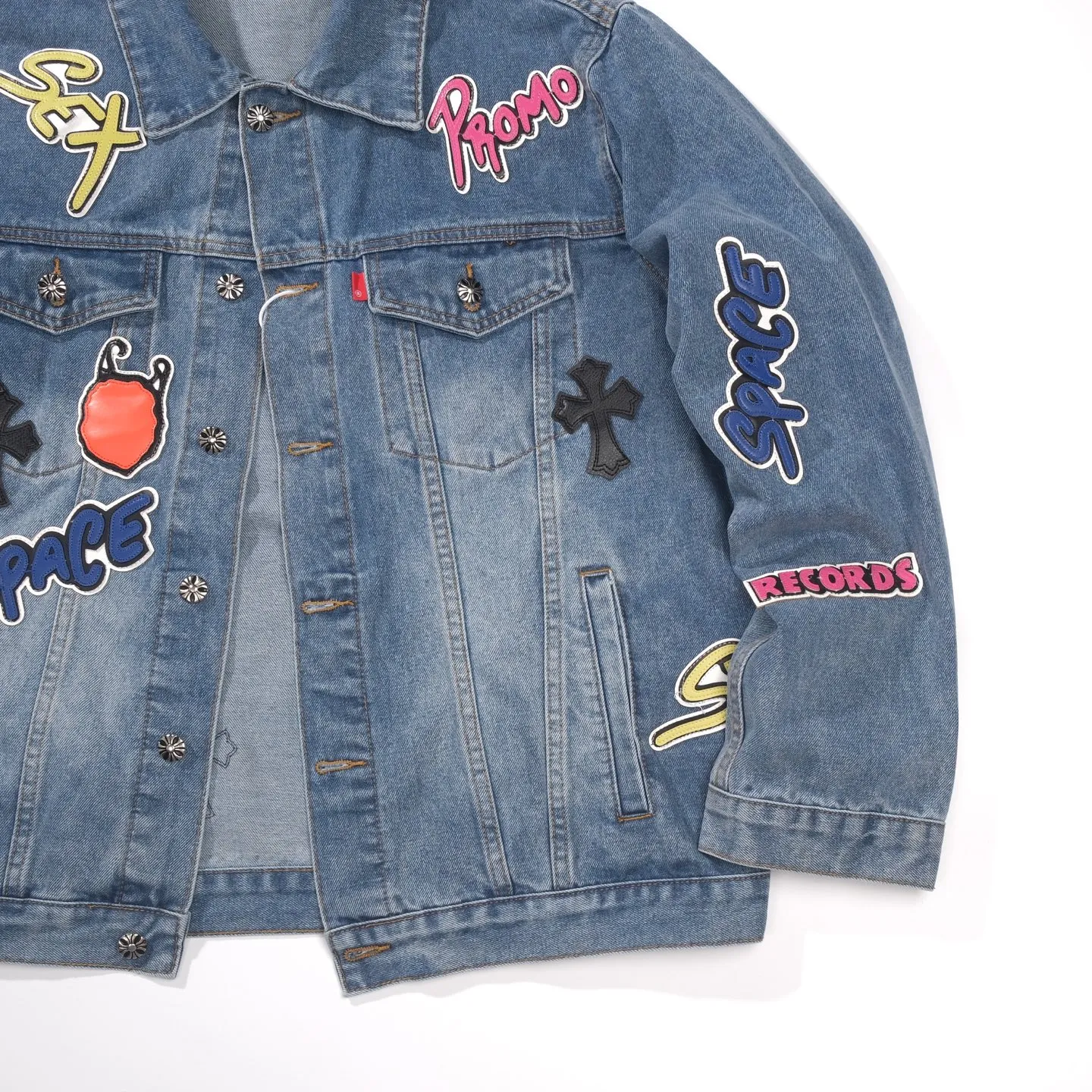 P350 ChromeHearts/Cro Hearts Cartoon Letter Chapter Cross Piece Leather Denim Jacket If you are obsessed with ChromeHearts, you can check it out. The same style for celebrities. Chrome Hearts is a very representative shirt jacket. The upper body of both men and women is really amazing, and it is also the same style as Yu Shuxin Angelababy! Recommended loose style for girls, super sweet! As soon as you go out, you will turn heads‼ ️This jacket is really eye-catching (the same style of pants is available) Color: light blue Size: S M L XL